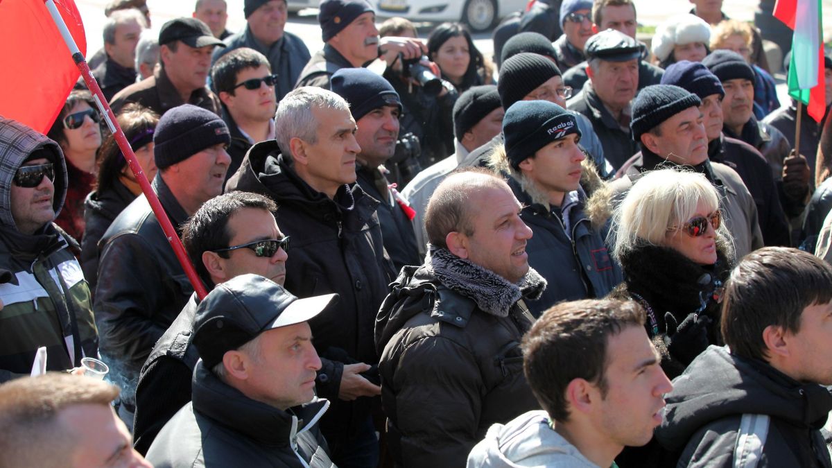 Мъж умря насред протеста пред СУ