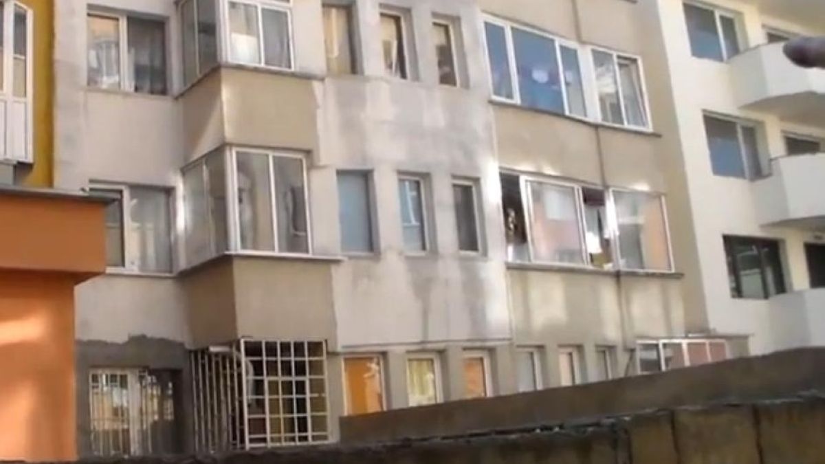 Екшън с крадец-нинджа: Катери се по климатик, нахлува с нож при спящи жени