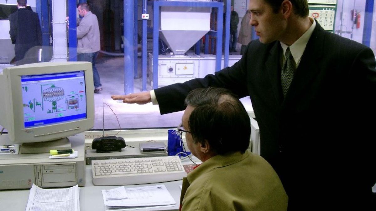 Бизнесът иска инженери, младите учат за продавачи