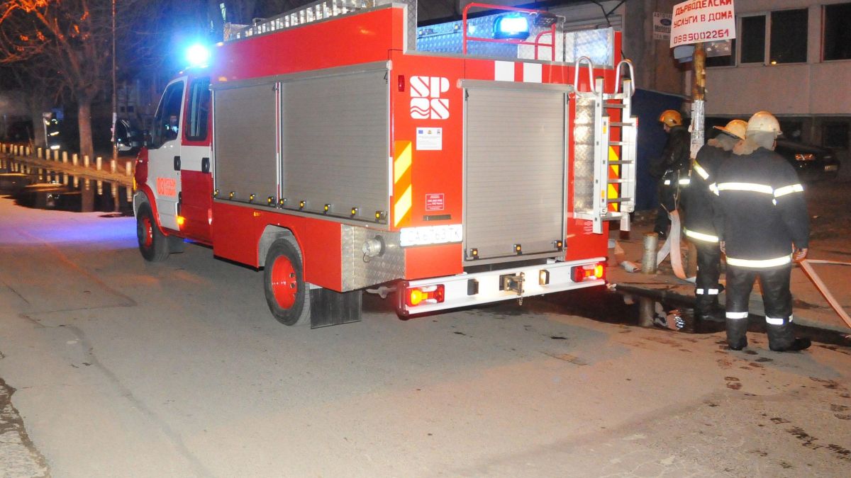 Изгоряха четири гаража и два автомобила в Костинброд 