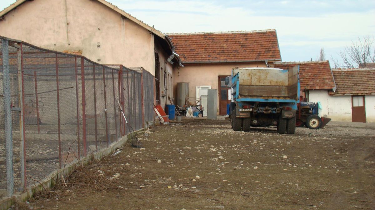 Кокошкари задигнаха хербициди за  3000 лв.