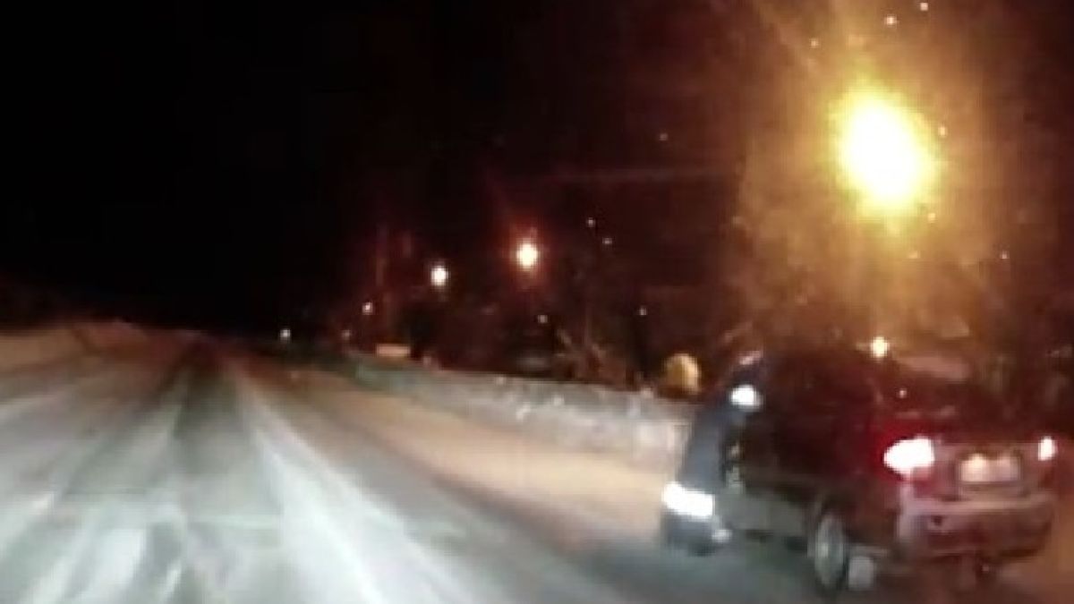 Пиян влачи километър полицай, “закачен” на капака на колата му (ВИДЕО)