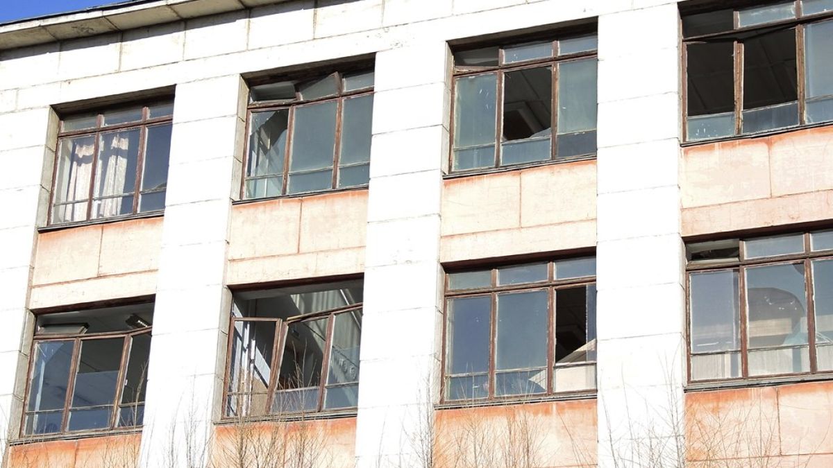 Пубери потрошиха прозорците на училище 