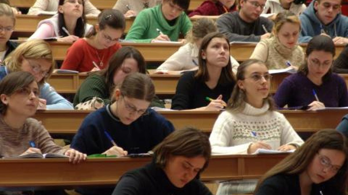 Студенти искат замразяване на таксите