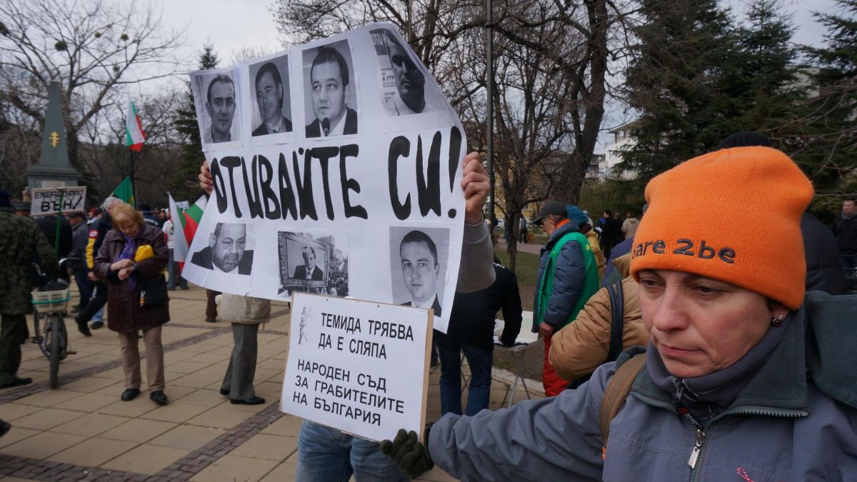 Протестиращи опънаха палатки и във Варна 