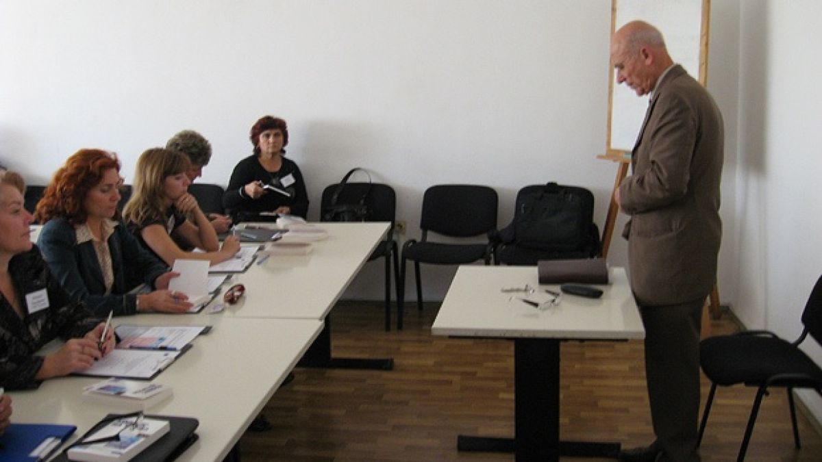 Пращат чиновниците да зубрят английски