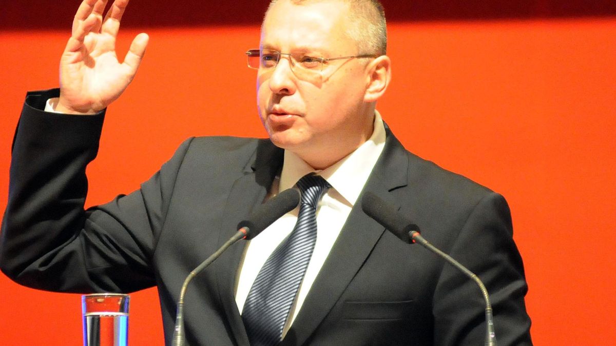 Станишев контрира във Фейсбук: Оставката само на Михаил Константинов не стига! 