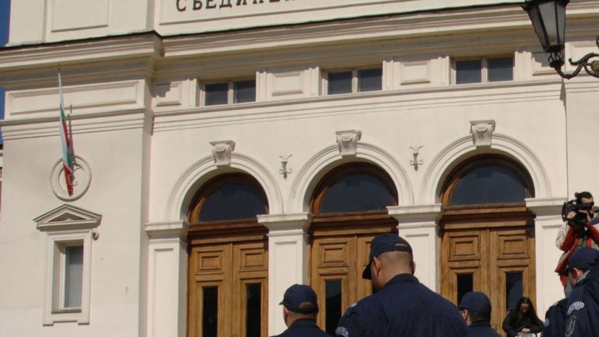 Поредната жива факла: Мъж заплаши да се запали до Народното събрание