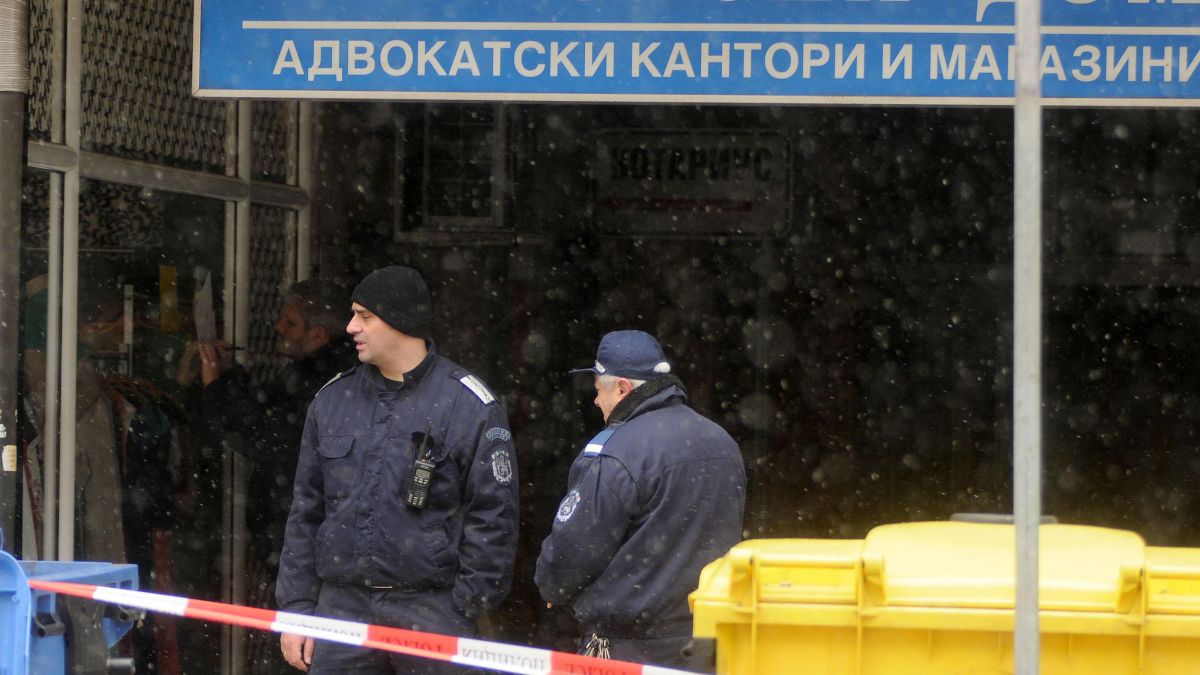 Бомба затвори сградата, от която стреляха по Баретата