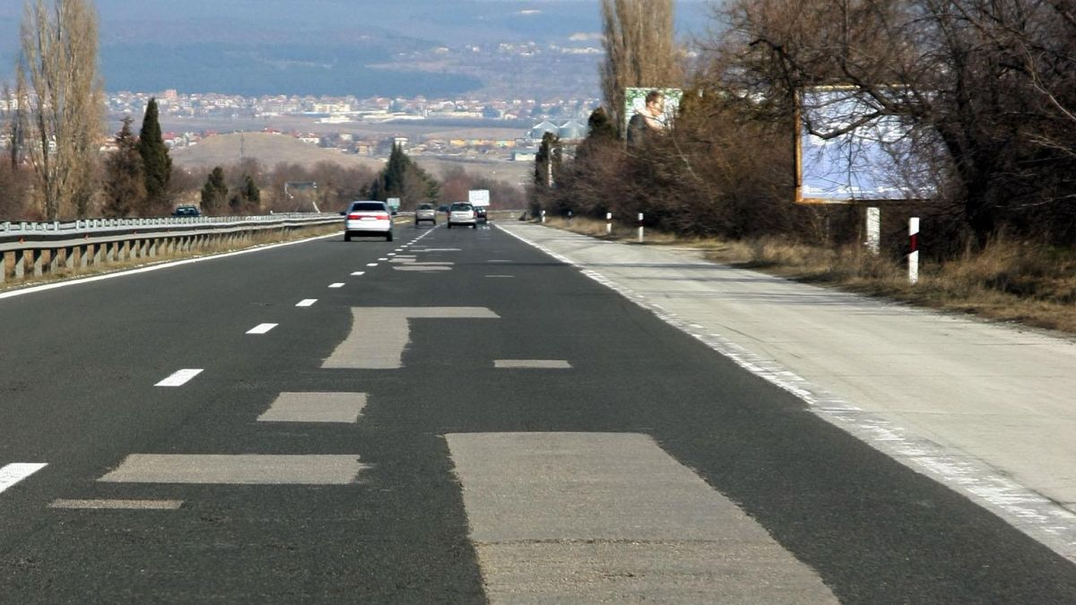 Заради опасен билборд отклоняват колите за София на "Хемус"