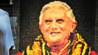 Направиха портрет от кондоми на Бенедикт XVI
