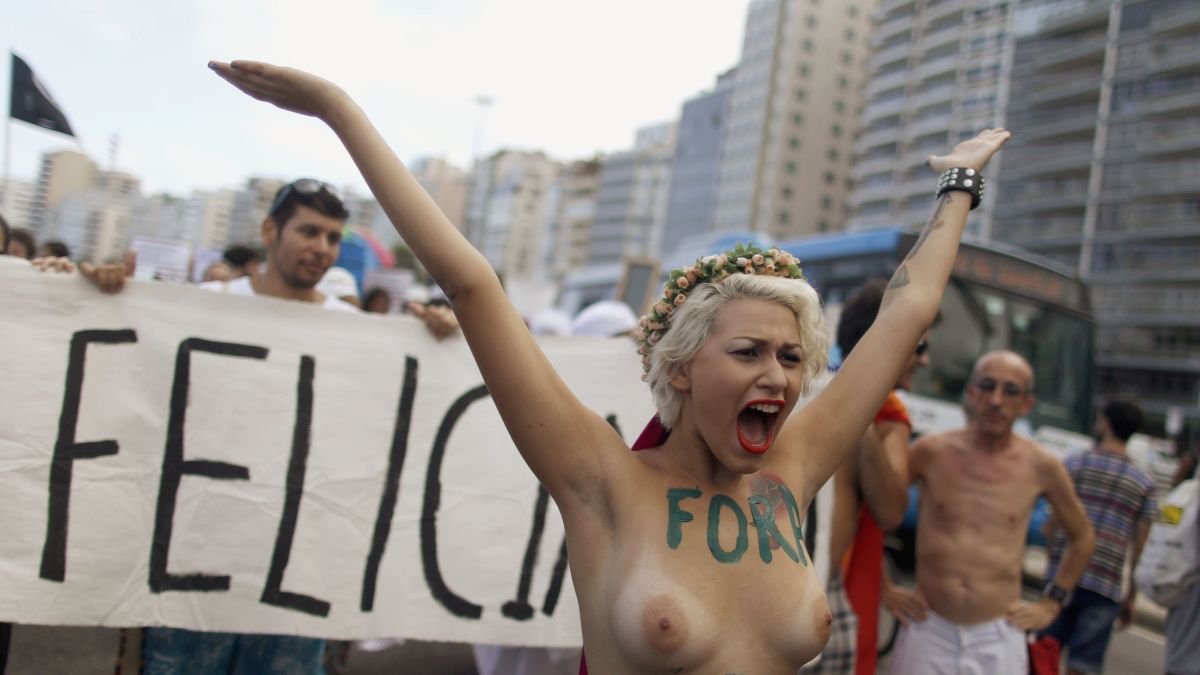 Ислямист поиска смърт за жена, протестирала с голи гърди във Фейсбук 
