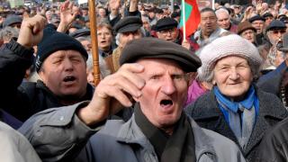 Пенсиите растат, парното поевтинява