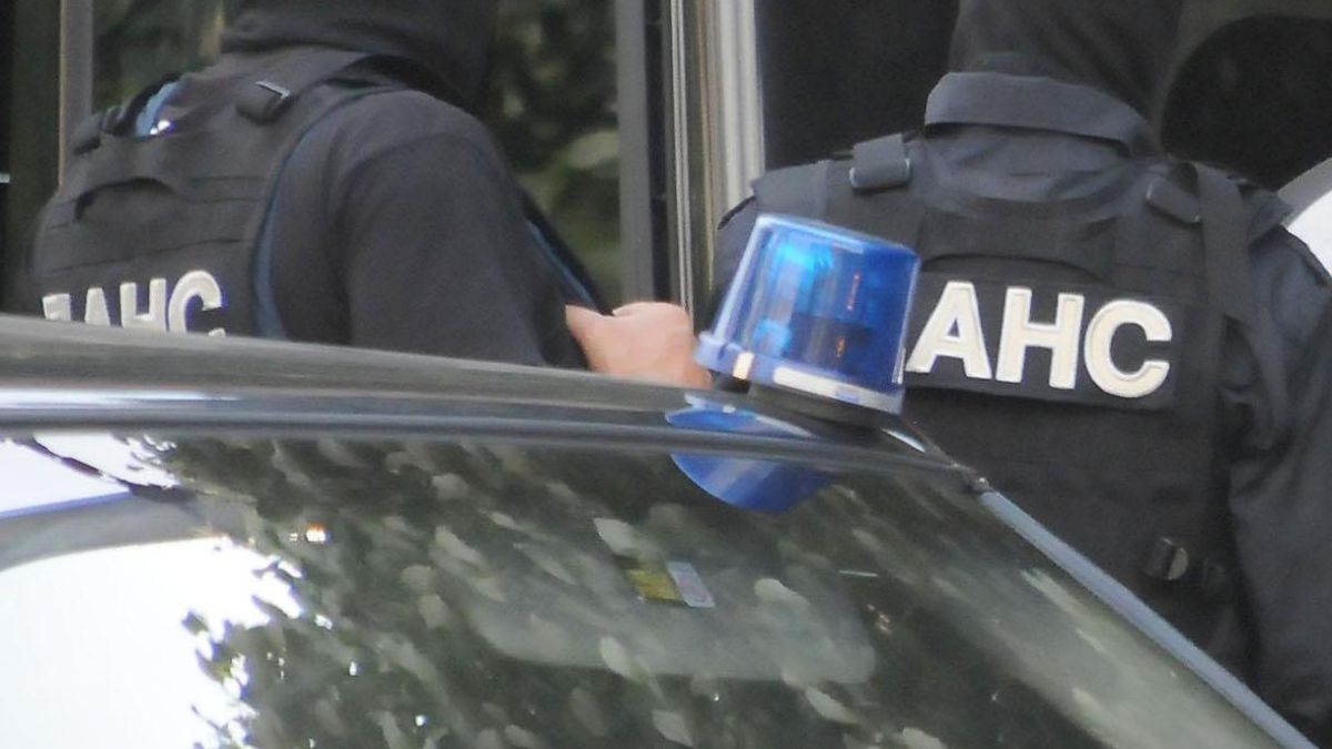 Колите на ДАНС си тръгнаха от Лъжница със... счупено стъкло