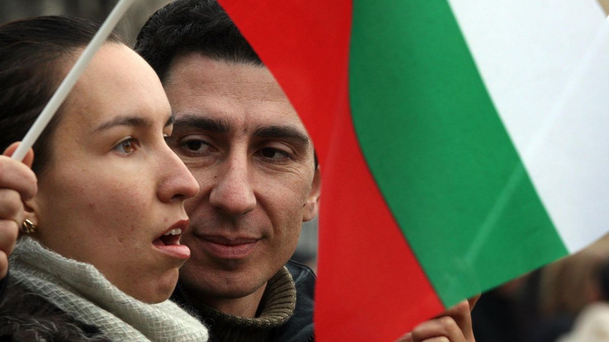 Улицата атакува парламента с 6 партии