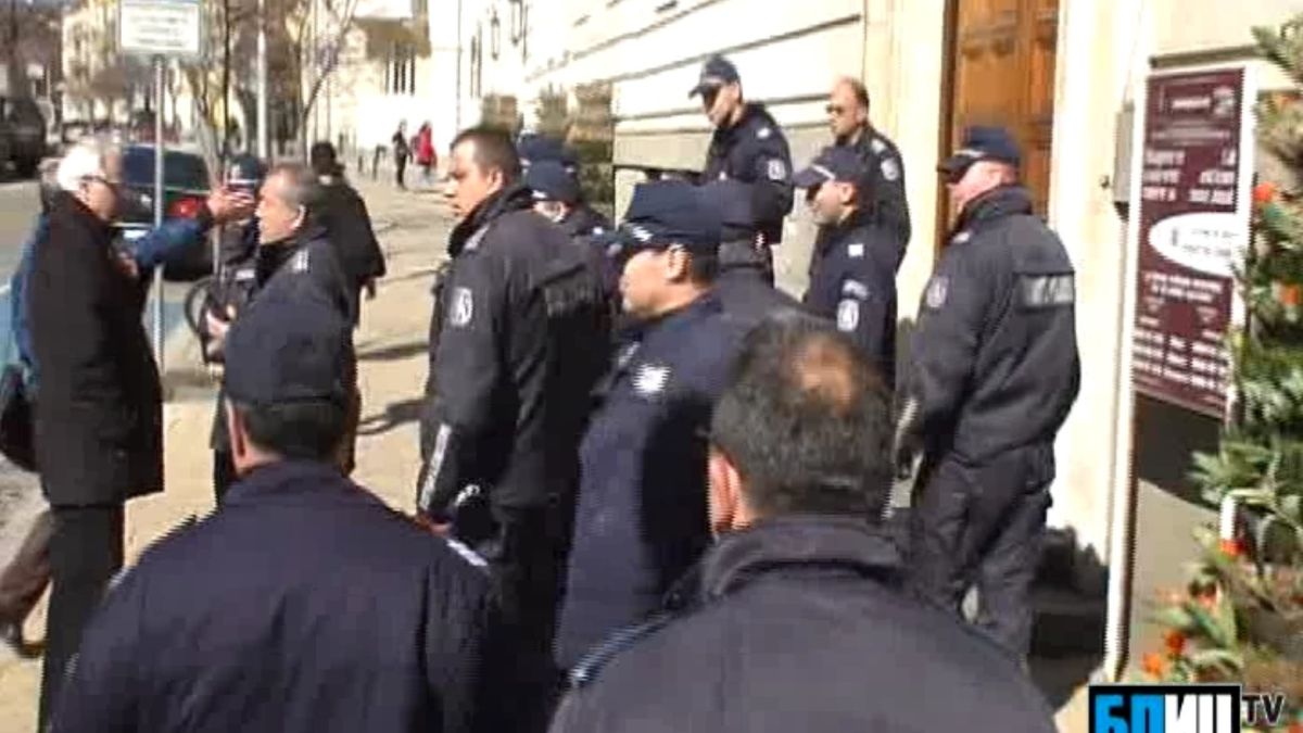 БЛИЦ TV: Протестиращи щурмуват Столична община