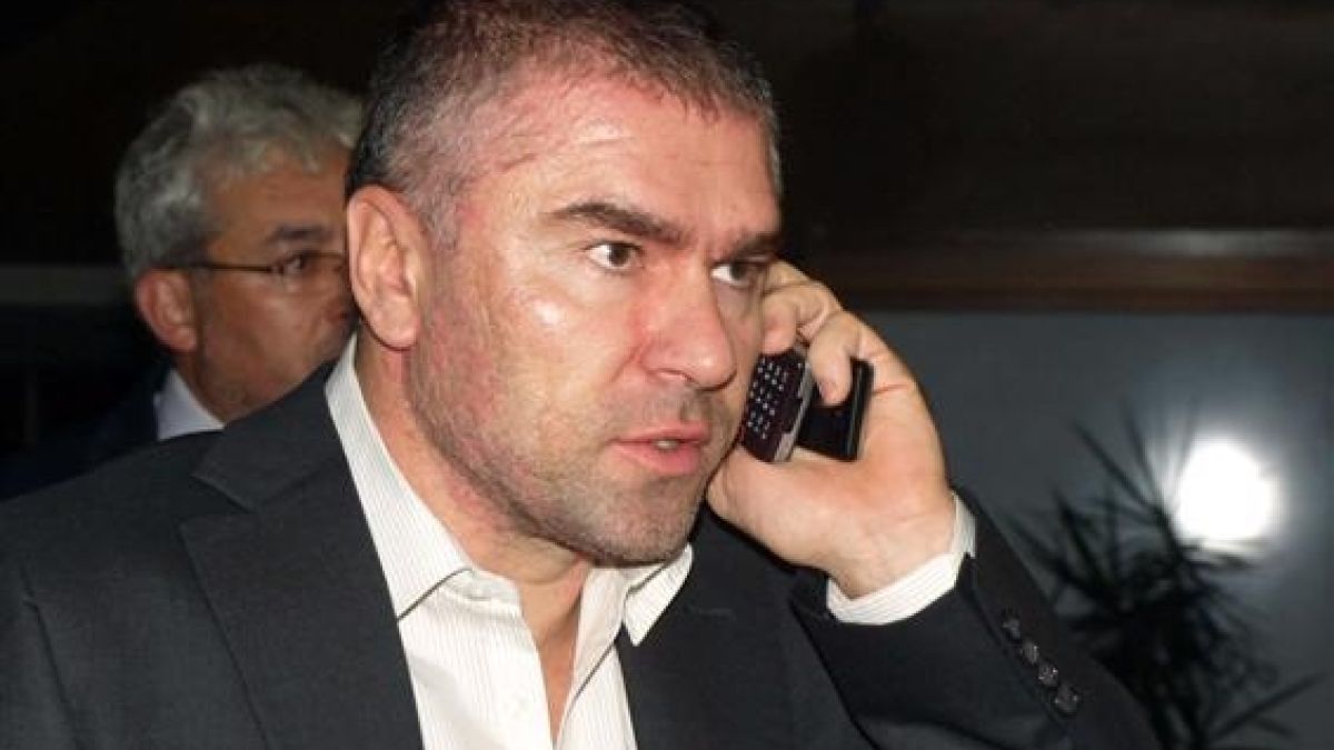 Замерят политици с яйца във Варна