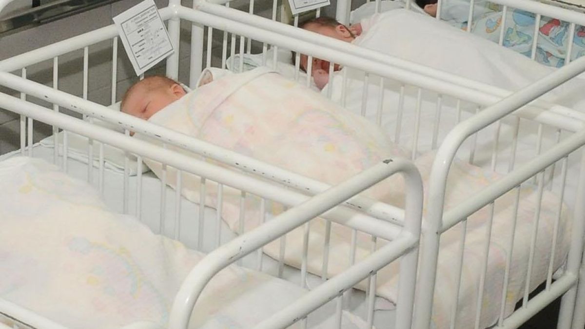 Майки в шок, акушерка им размени бебетата