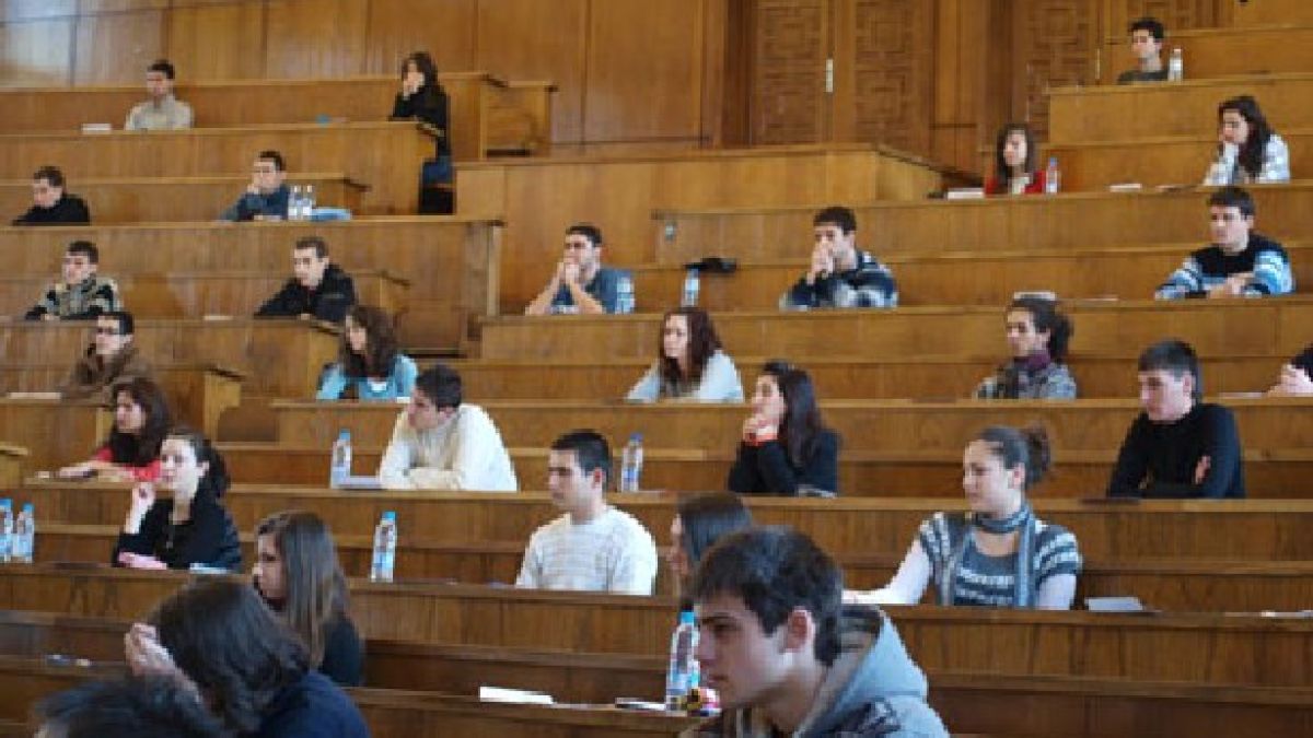 Над 1300 души на предварителния изпит по български език и литература в СУ 