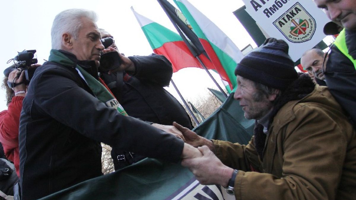 "Парашутисти" принудиха 11 да напуснат "Атака" в Плевен 