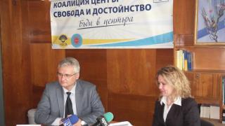 Минчо Спасов илюстрира последните 4 години с пълна и празна паста за зъби