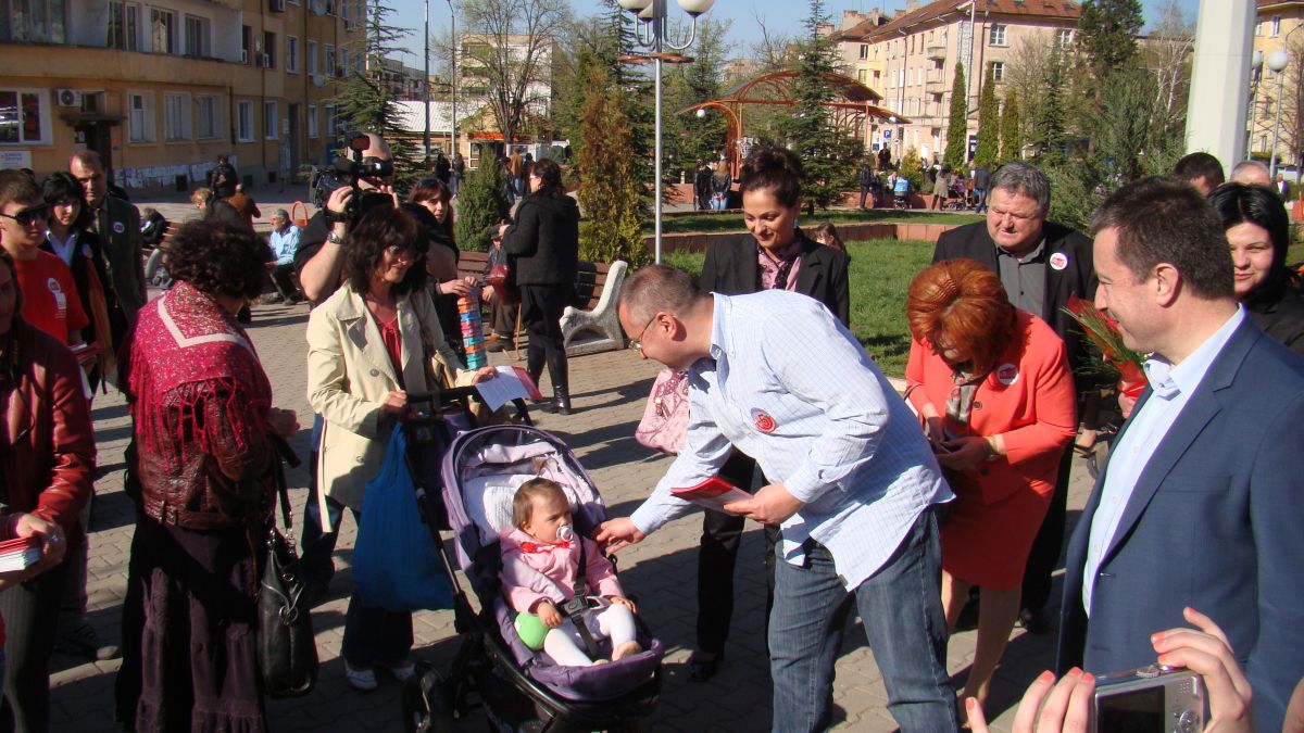 Станишев обеща майчинските да са колкото минималната работна заплата 