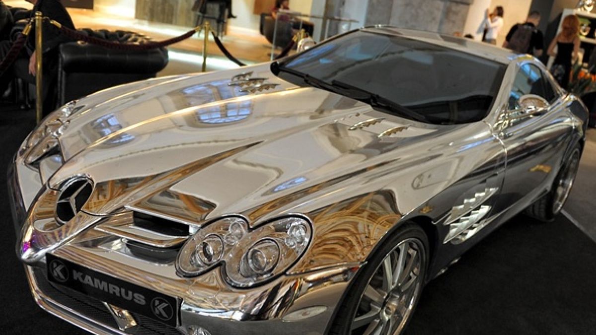 Mercedes Benz SLR McLaren покрит с бяло злато събра очите на хората в Дубай