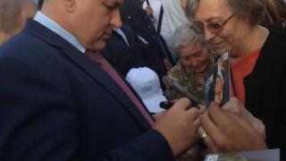 Бойко Борисов раздаде стотици автографи в Кърджали и на българи и на турци