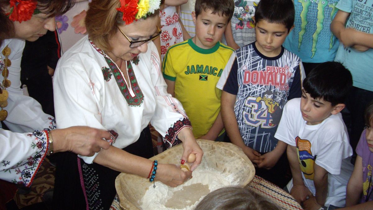 Татяна Буруджиева учи деца от Разград да месят козунак