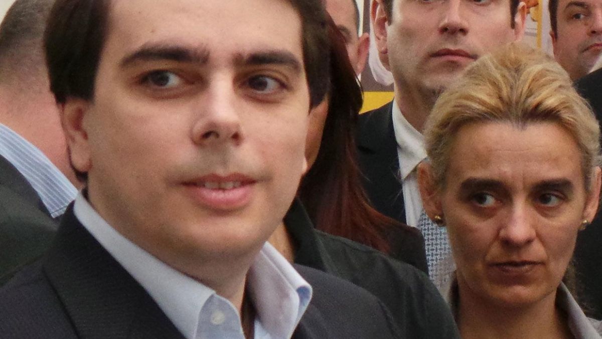 Асен Василев финтира цялата власт и опозиция с този ход