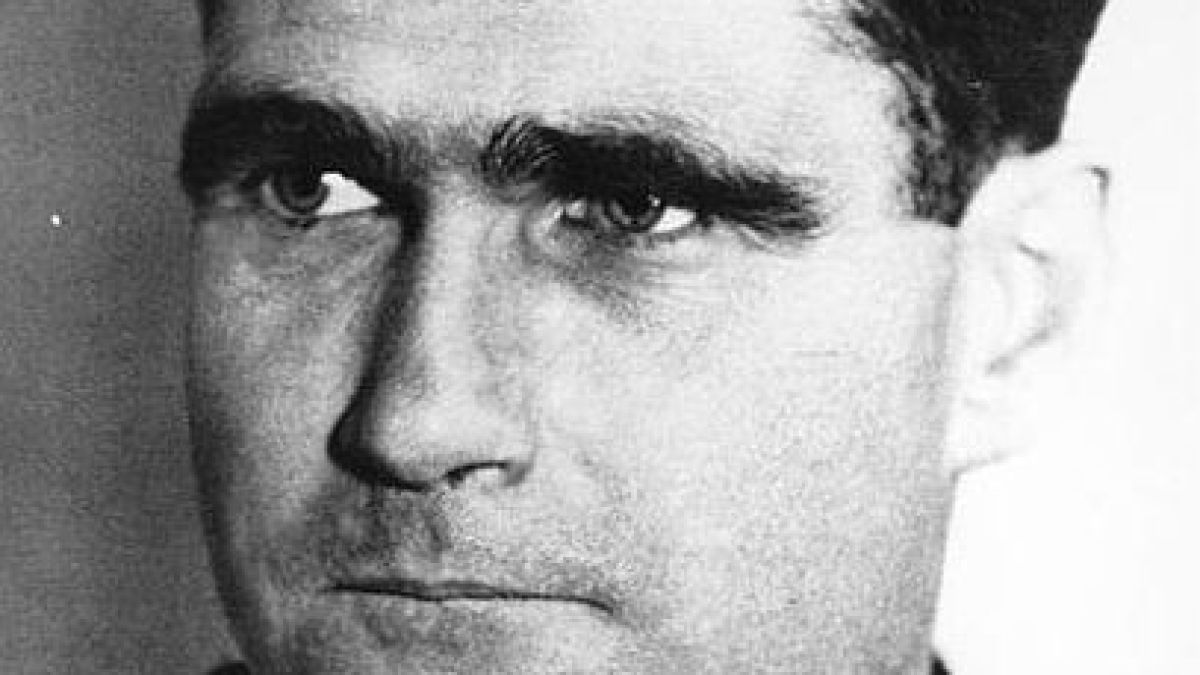 10.5.1941 г. Рудолф Хес, заместник на Хитлер, скача с парашут в Шотландия
