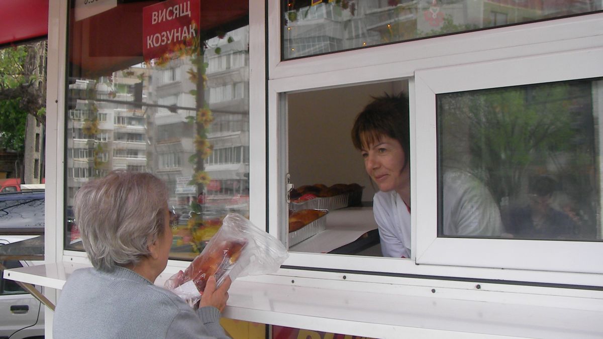 Социалисти помогнаха на социално слаби варненци с козунаци