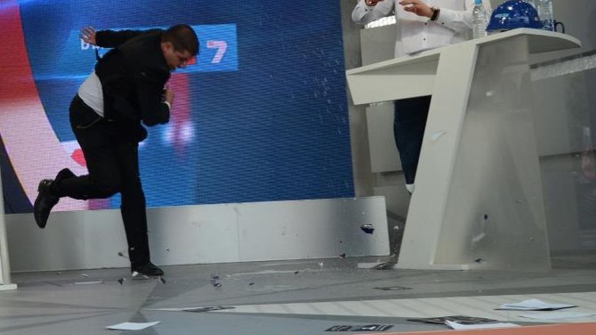 Гербер строши чаша в краката на Бареков и напусна подивял сцената!