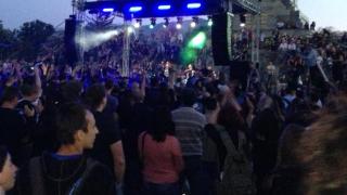 Първо в БЛИЦ: Бой прекъсна концерта на Светльо Витков, момиче крещи от микрофона: Помоооощ!