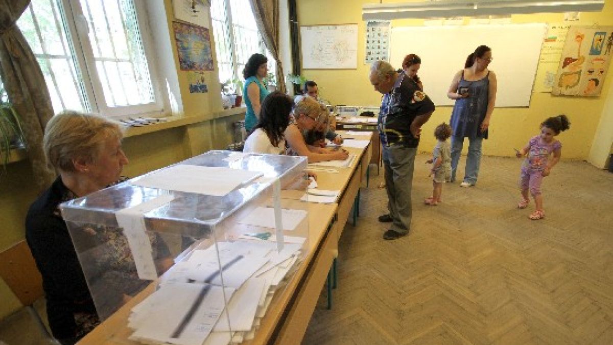 Предаването на бюлетините протича спокойно 