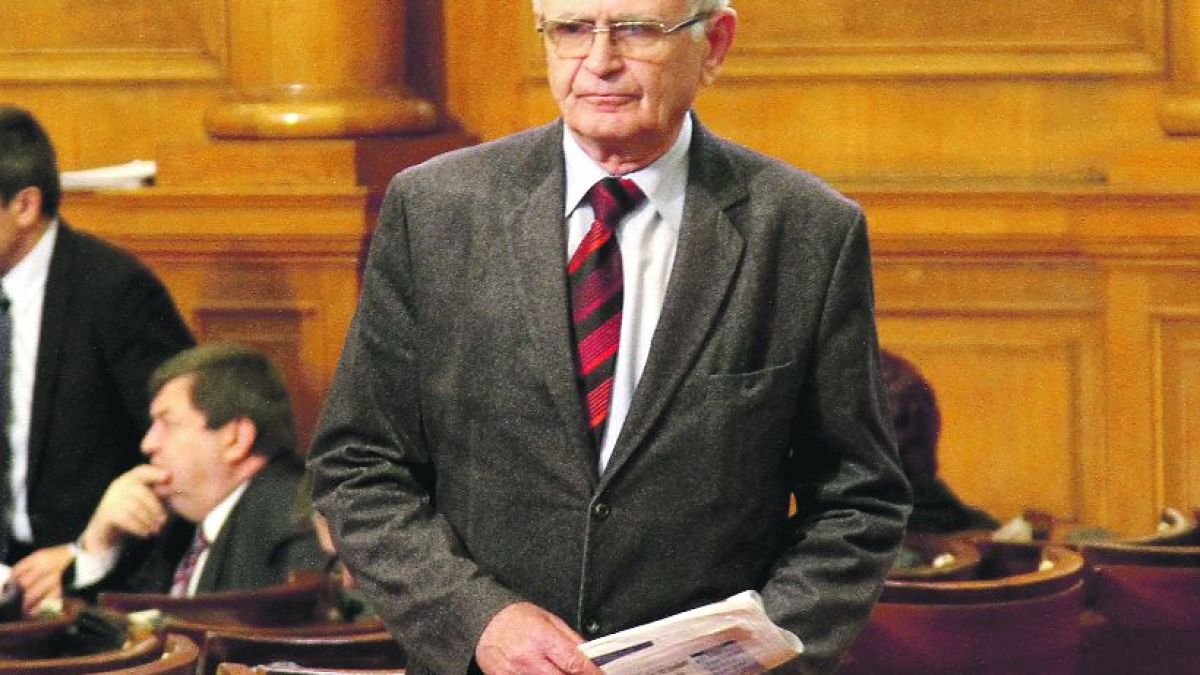 Атакист вещае предсрочни избори, нямало да има отцепници от Волен