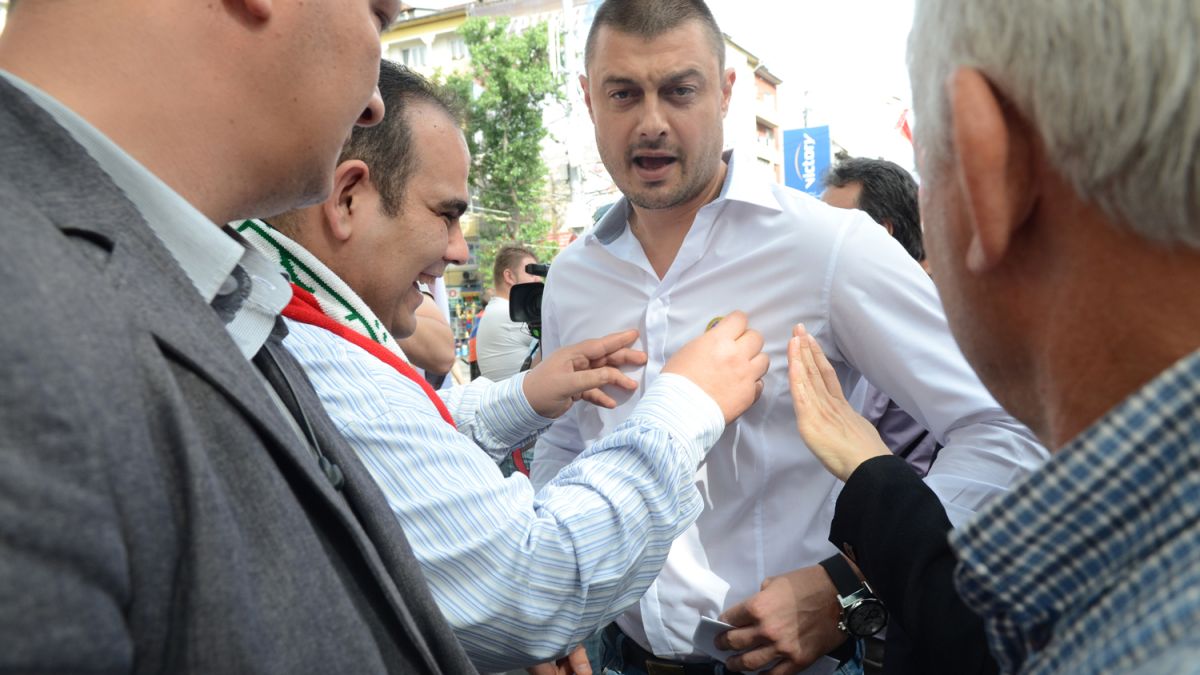 Бареков на протест срещу политиката на "свалени гащи" на Борисов