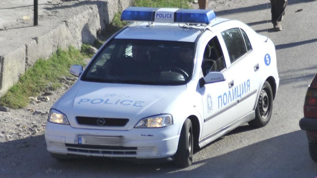 Понито усмирява с табуретка пияни побойници 