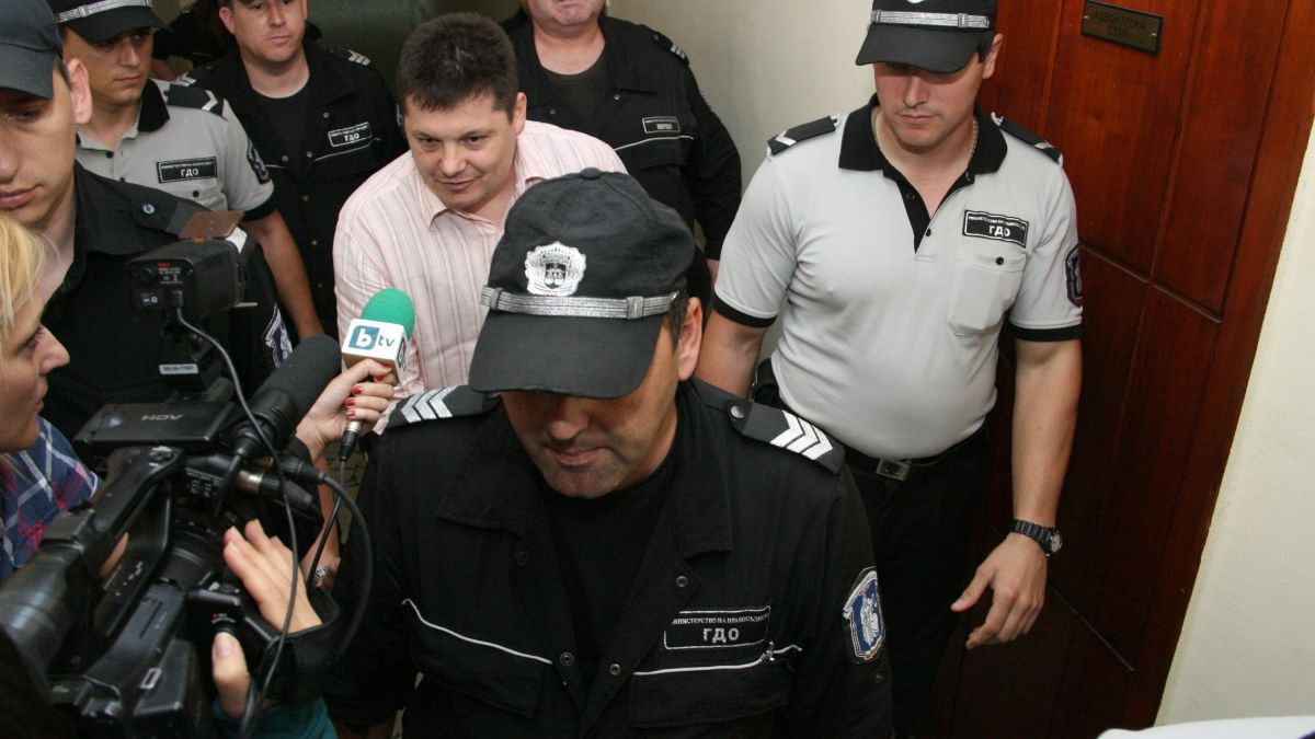 Кела разиграва цирк в съда