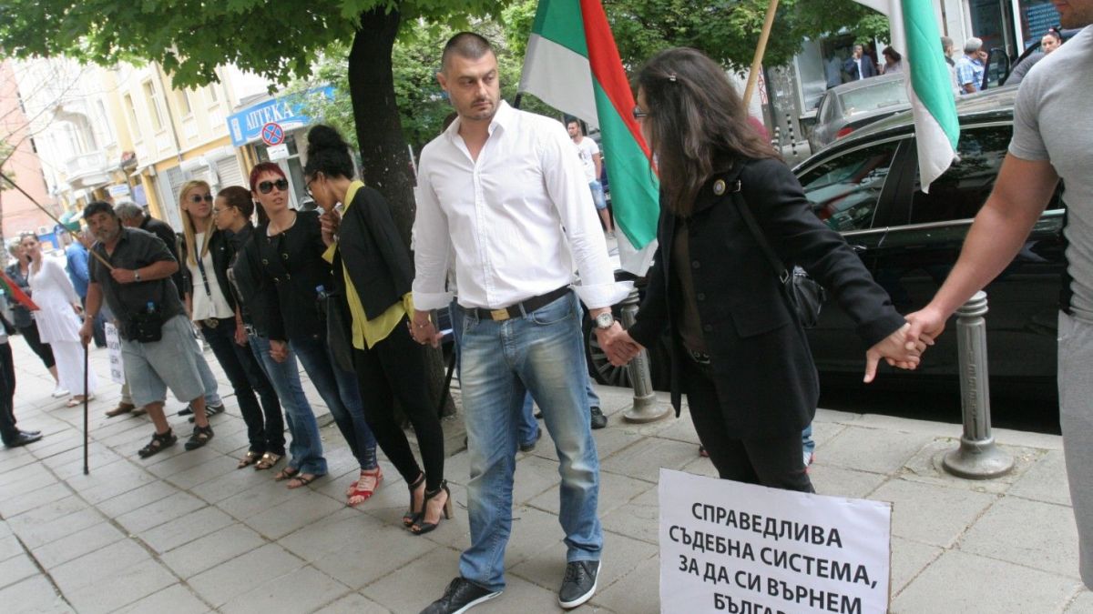 БЛИЦ TV: Протестът в подкрепа на Цацаров премина под прозорците на президента