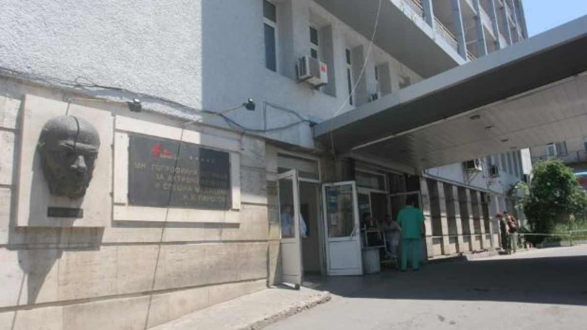 Тийнейджъри пребиха момиче на автобусна спирка 