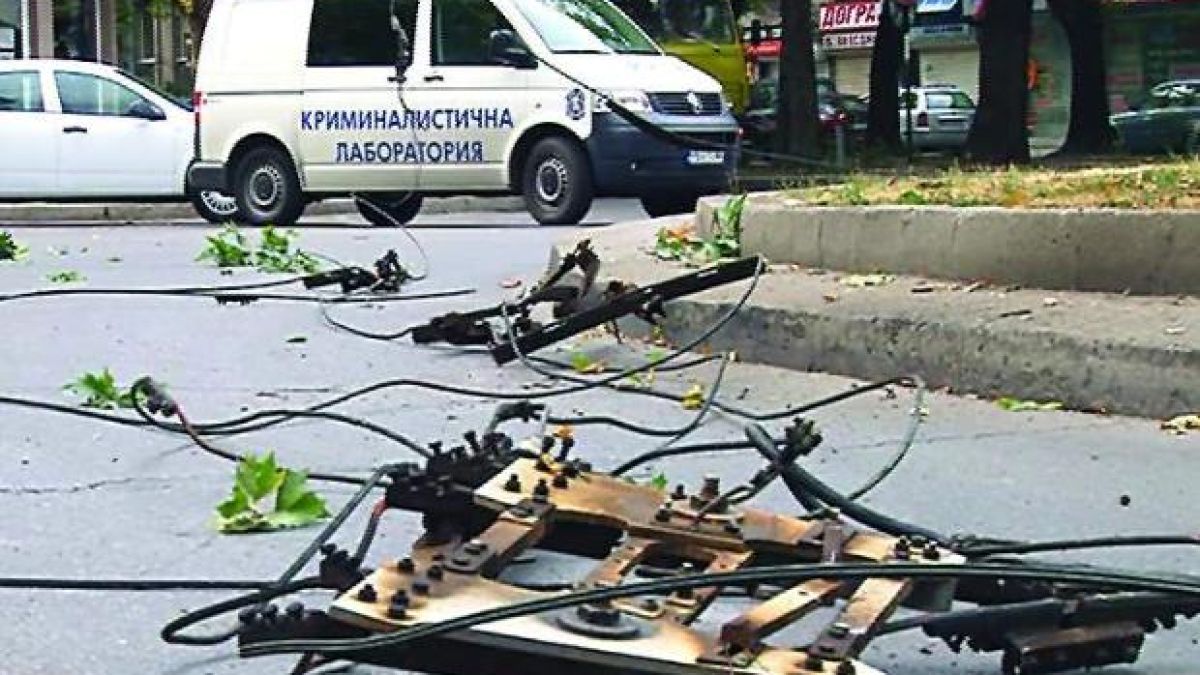 Повдигнаха обвинение за прерязана от тролейни жици жена