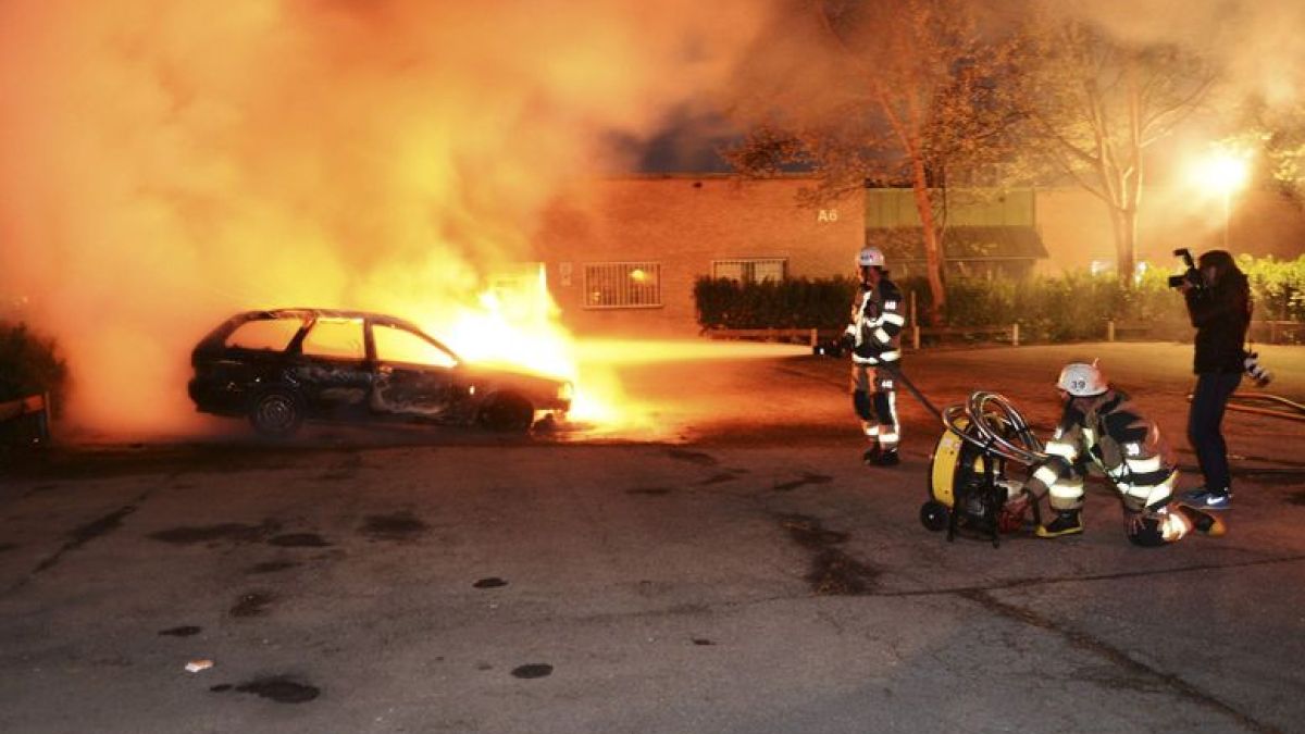 Стокхолм се дави в безредици (ВИДЕО)