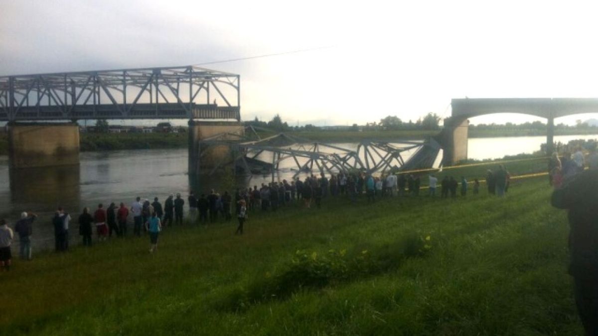 Ужас! Мост рухна, дъжд от автомобили се изсипа във водата (СНИМКИ/ВИДЕО)