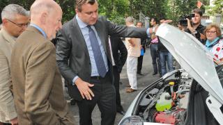 Царят и негови министри тестваха Трабант на ток (СНИМКИ)