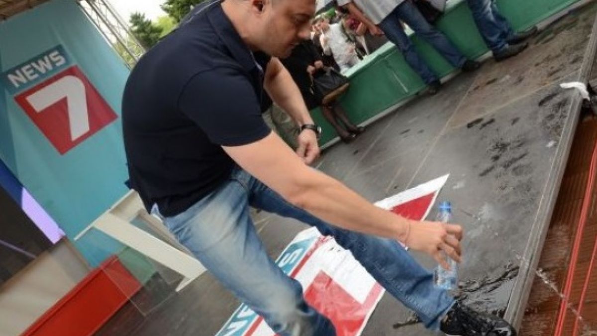Заловените нападатели на Бареков били целите омацани в лайна