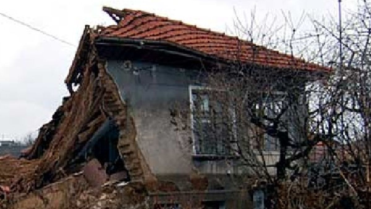 Порой отнесе покрива на самотна майка с три деца 
