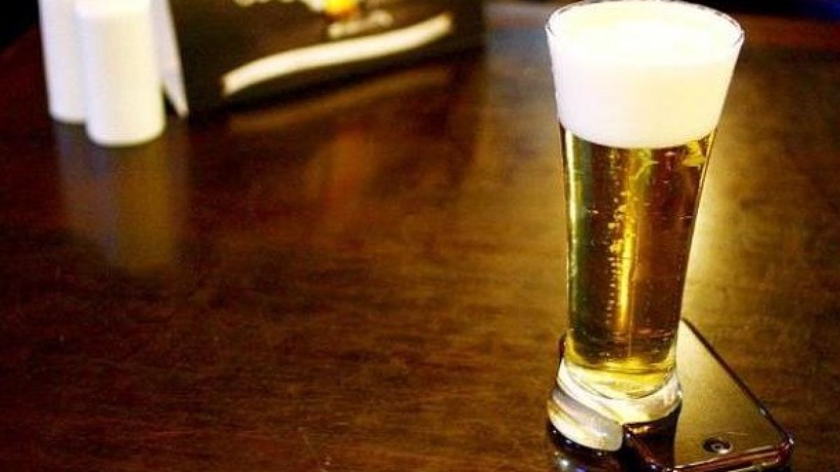 Халба пречи да си ровичкаме в телефона на масата