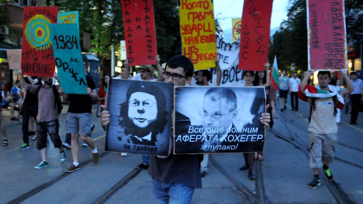 Полицаи спасяват Кадиев от протестиращи пред централата на БСП 