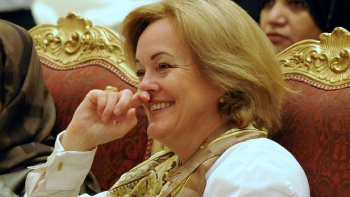 Пратиха жена на мястото на зверски убития посланик в Либия
